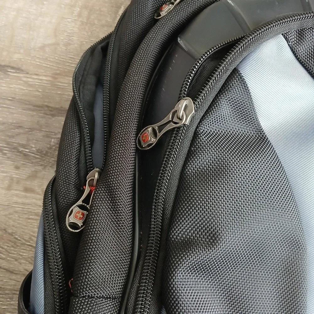 Swiss Tech broken zipper